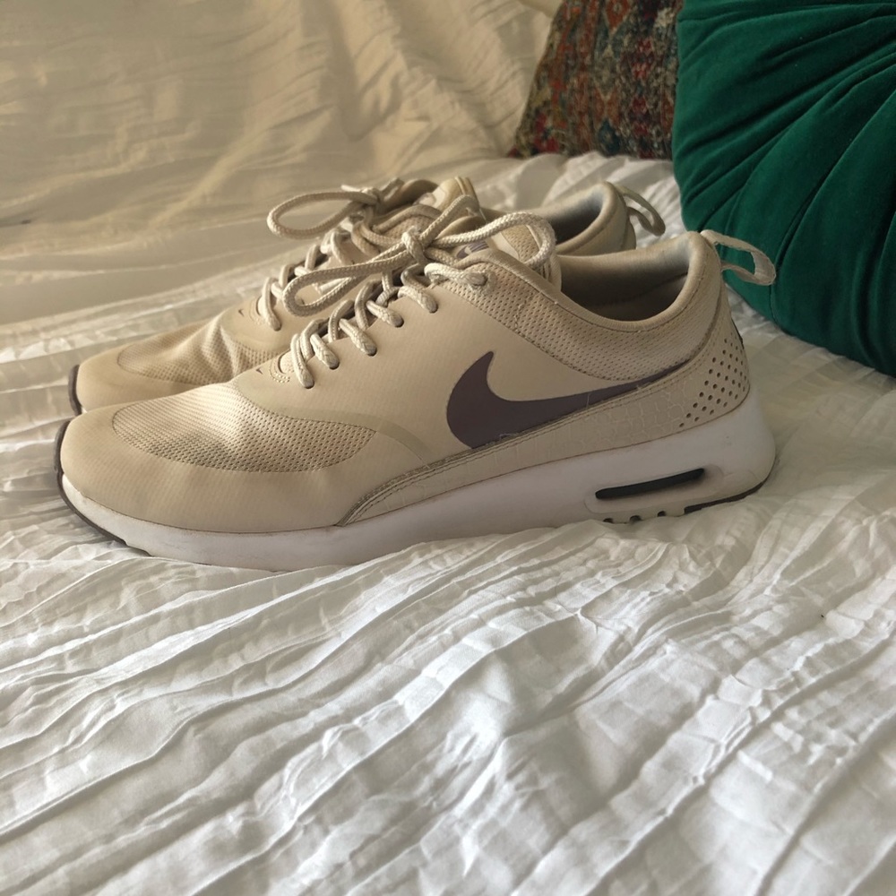 Beige Nike Air Max Theas